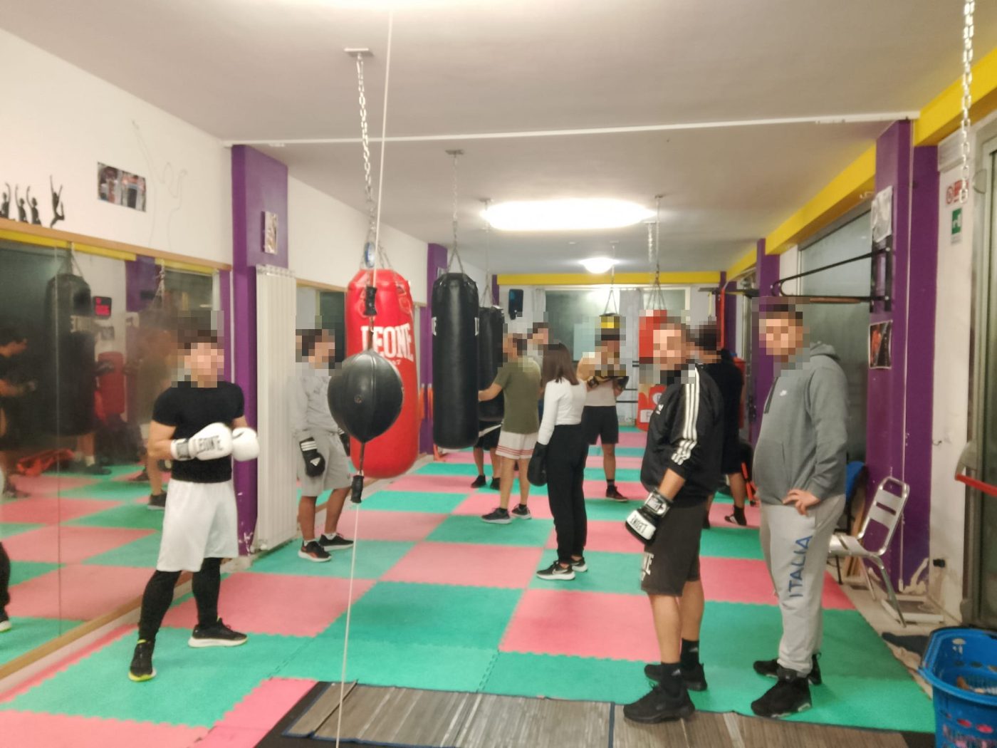 Un allenamento di boxe da Up Center: sacchi, ring e allievi in guantoni
